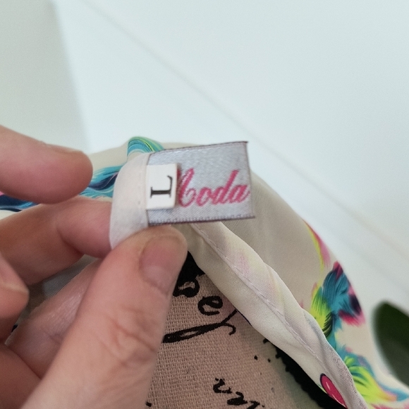 Colorful Feather Print Women's Top. Large, Good Condition - Picture 2 of 8